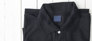 Camisa social preta em mesa branca