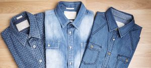 3 camisas sociais em uma mesa de madeira