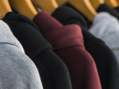 Várias roupas em cabides penduradas juntas