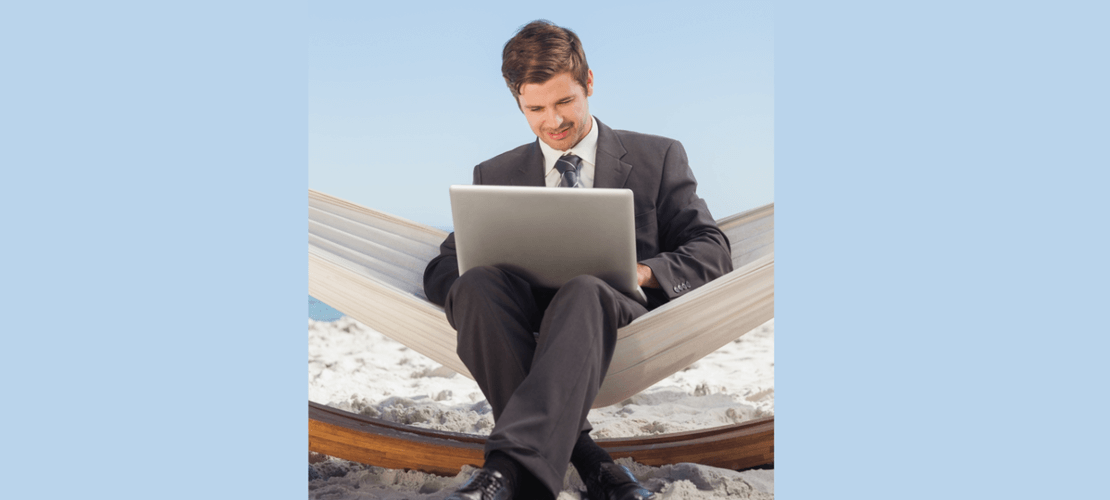 Homem de terno com notebook em seu colo sentado em rede